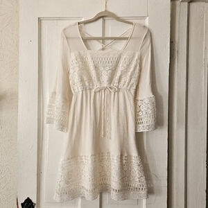 PaperDoll Elastic Waist Dress Junior's Size M, Bell Sleeves, Lace Detail, Boho